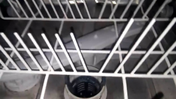 Белый налёт в посудомойке — как устранить своими руками