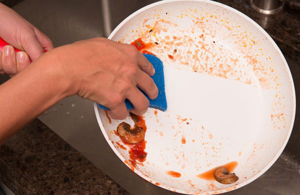 Как бережно очистить керамическую сковороду — горчица в помощь!
