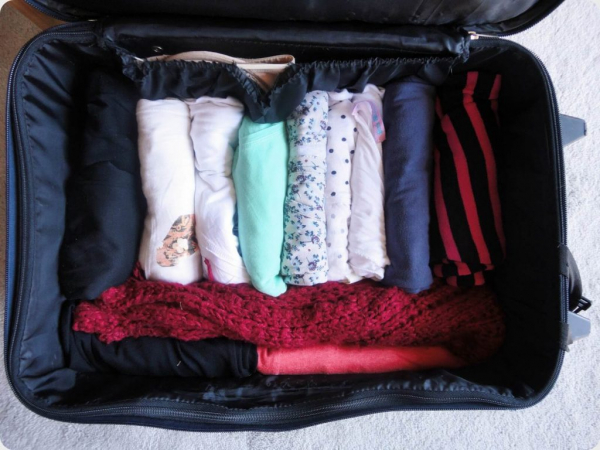 Как нужно складывать футболки в чемодан?