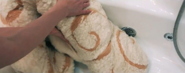 Как стирать одеяло из шерсти ногами — пошагово с фото