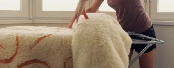 Как стирать одеяло из шерсти ногами — пошагово с фото
