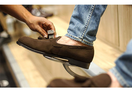 Как стирать замшевую обувь: правила чистки и обзор средств