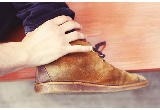 Как убрать белые пятна на замшевой обуви: обзор методов