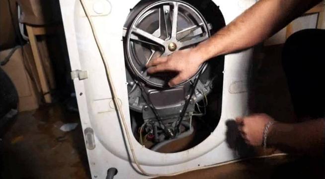 Стиральная машина гудит при сливе воды: причины сильного шума, почему стоит скрежет и шумит насос