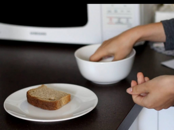 Чёрствый хлеб сделает аппетитным микроволновка!