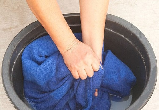 Как избавиться от запаха бензина на одежде: обзор быстрых методов