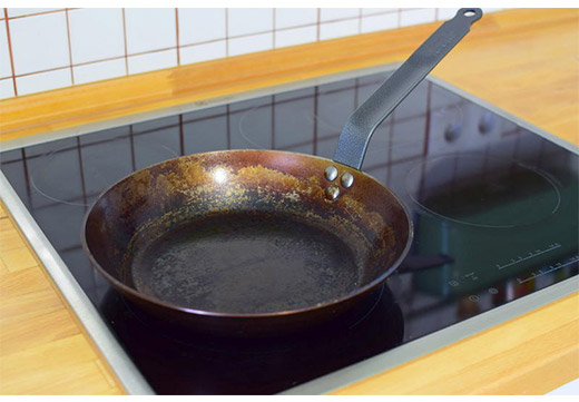 Как очистить чугунную сковороду: рецепты избавления от нагара