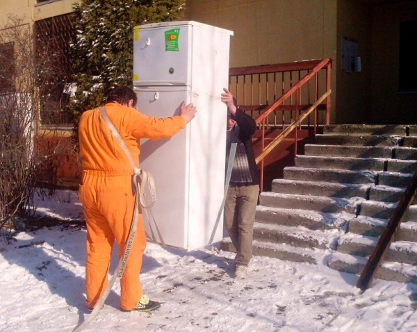 Как перевезти холодильник лежа — без повреждений