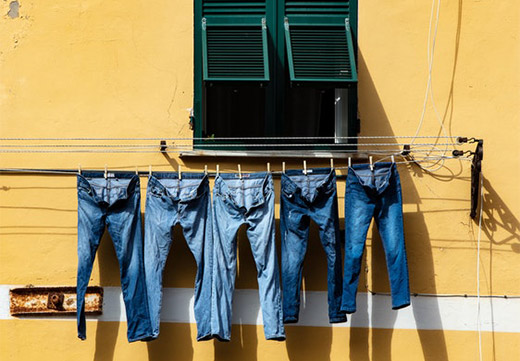 Как стирать джинсы в стиральной машине или вручную