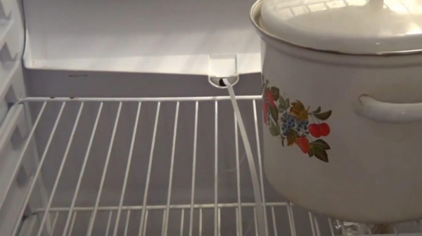 Откуда в холодильнике вода — чистка дренажного отверстия, пошагово