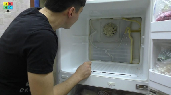 Откуда в холодильнике вода — чистка дренажного отверстия, пошагово