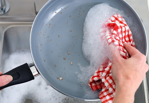 Как очистить керамическую сковороду от нагара внутри