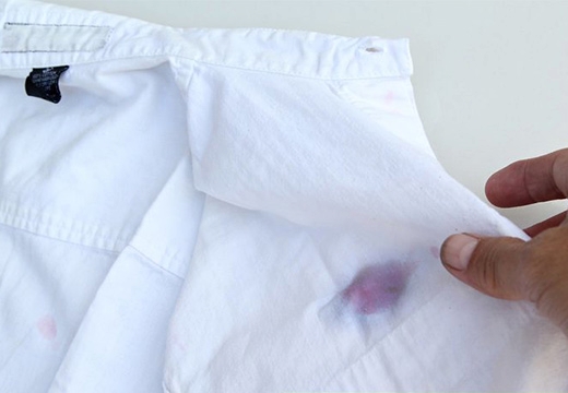 Как отстирать кровь с одежды: домашние средства и бытовая химия