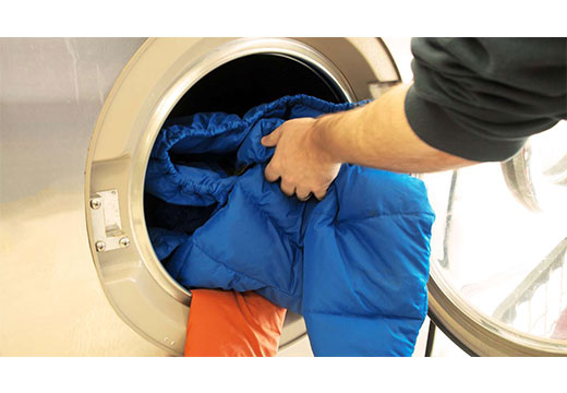 Как стирать зимнюю куртку в стиральной машине: инструкция