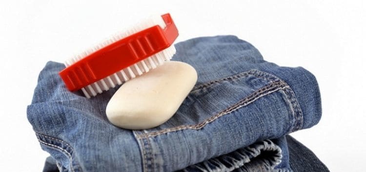 Жирное пятно на джинсах: как вывести быстро и действенно