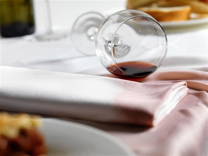 Как отстирать красное вино с белой ткани в домашних условиях