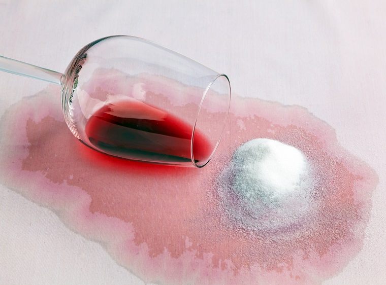 Как отстирать красное вино с белой ткани в домашних условиях
