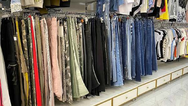 Можно ли вернуть джинсы в магазин: как сдать без чека и бирок, если они не подошли, в течение 14 дней по закону