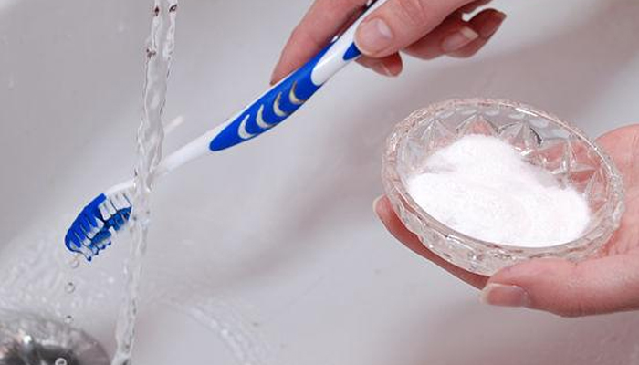 Как содой чистить зубы: плюсы и минусы, правила применения, с перекисью водорода, с куркумой, с лимонным соком, с зубной пастой, эффективные способы отбеливания зубов