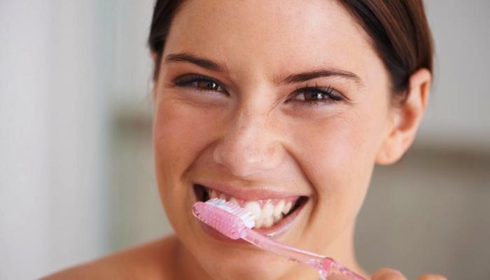 Как содой чистить зубы: плюсы и минусы, правила применения, с перекисью водорода, с куркумой, с лимонным соком, с зубной пастой, эффективные способы отбеливания зубов